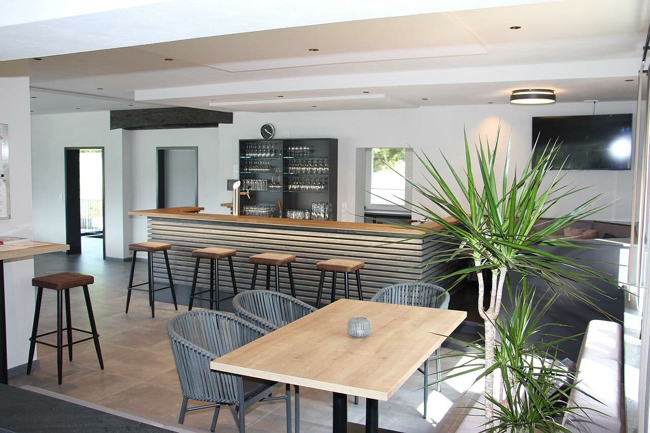 Der gemütliche Innenbereich des Clubhauses