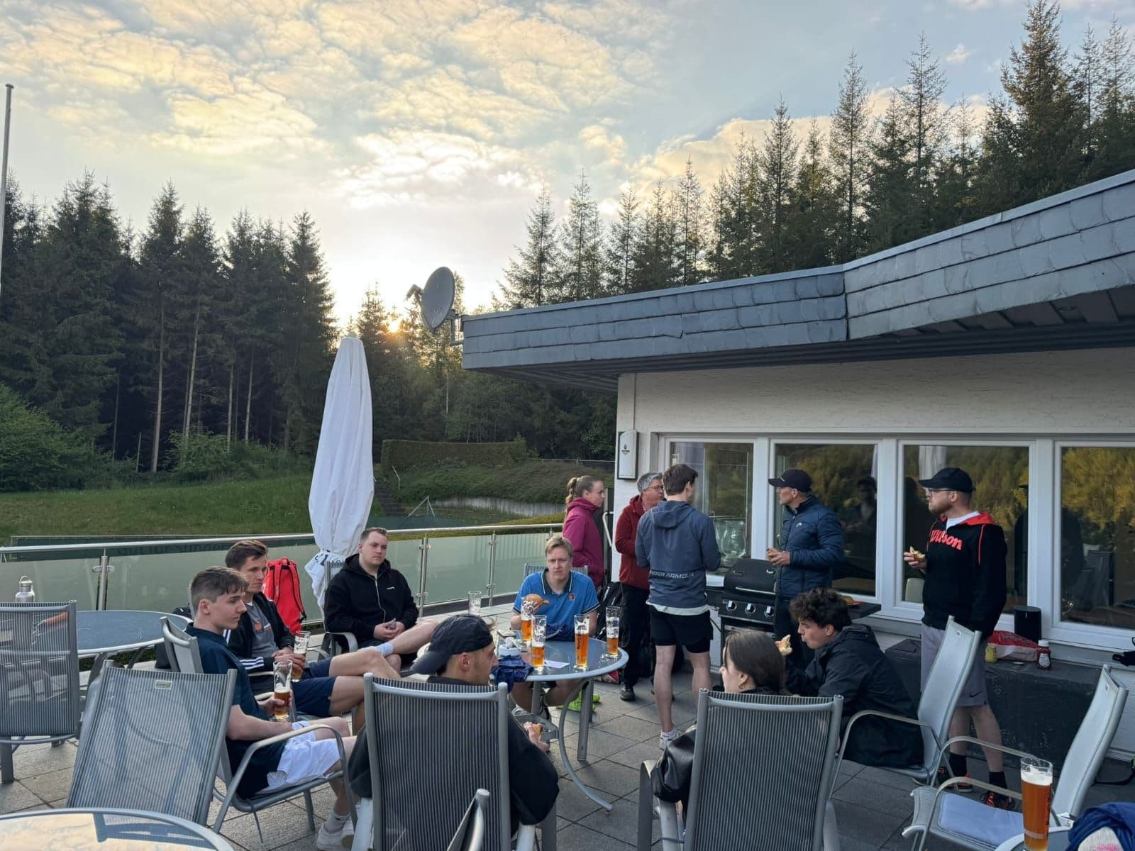 Tennis, Grillen & gute Laune – Gelungener Abend bei „Tennis & Bratwurst“